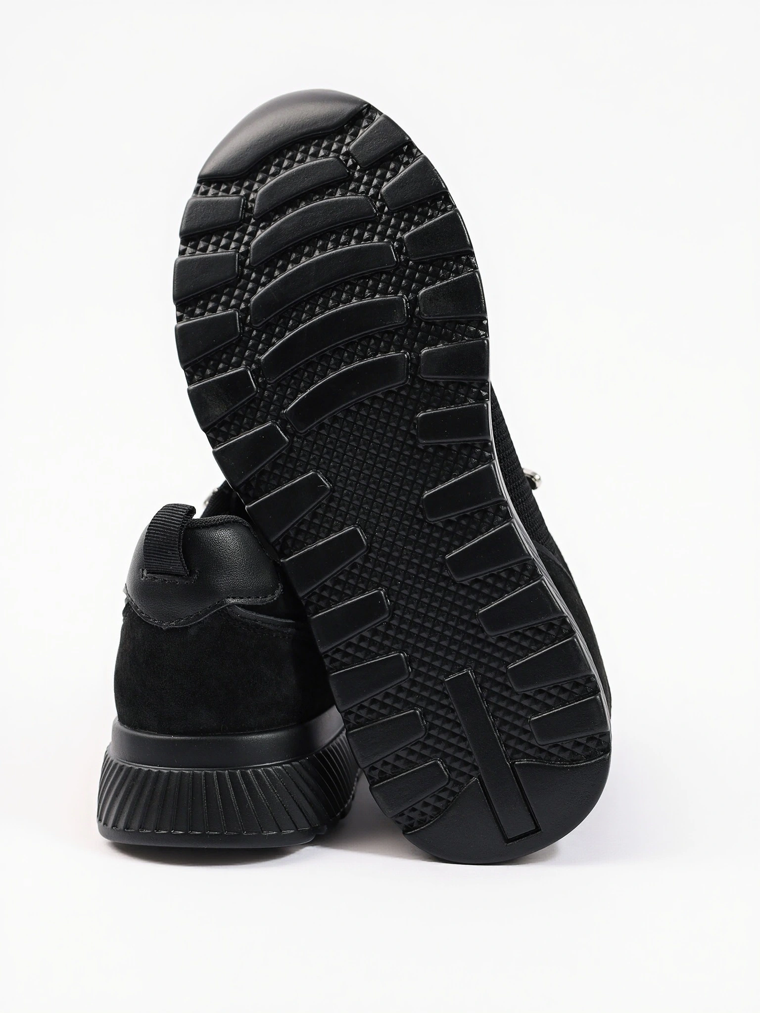 Кроссовки комбинированные черного цвета на низкой подошве